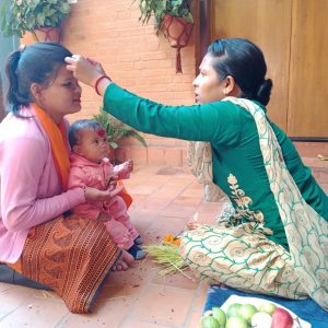 Donna riceve la tika durante il Dashain