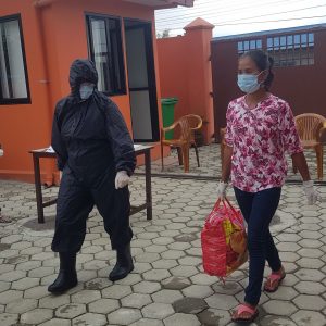 una donna che entra a CASANepal
